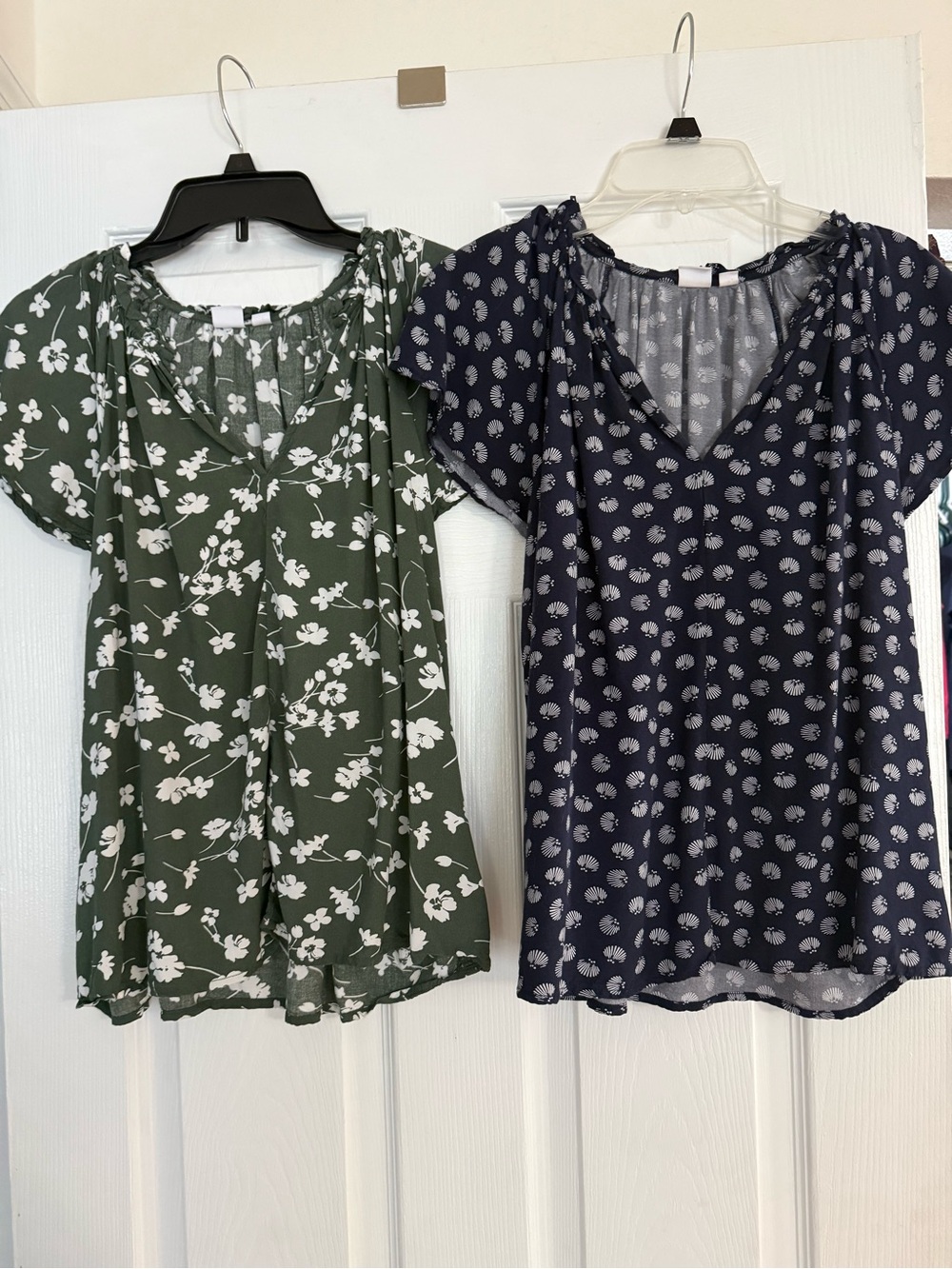 GAP Women's Floral & Dot Short Sleeve V-Neck Tops - Green and Navy